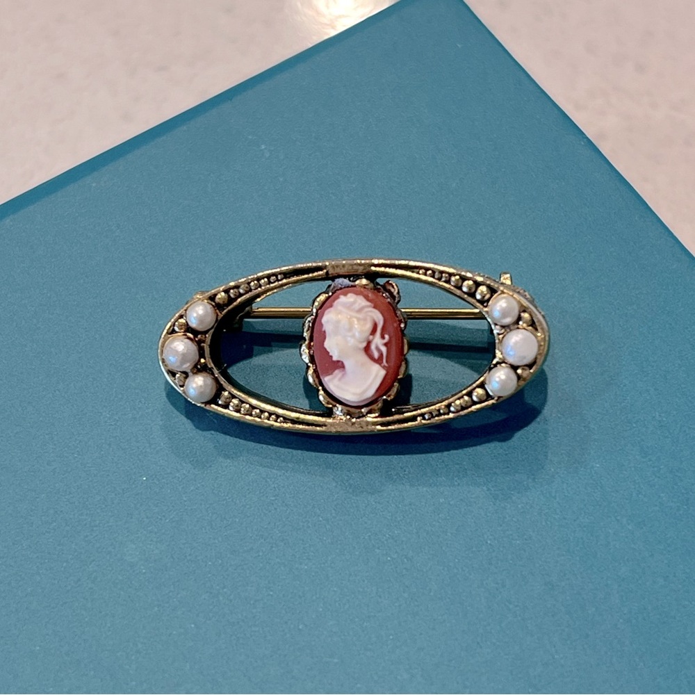 Vintage 1928 Cameo Brooch